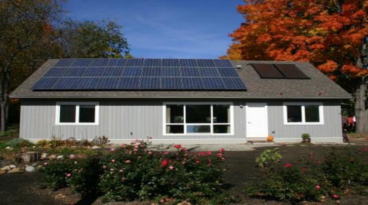 Read more about the article How Much Do Solar Panels Weigh? A Comprehensive Guide